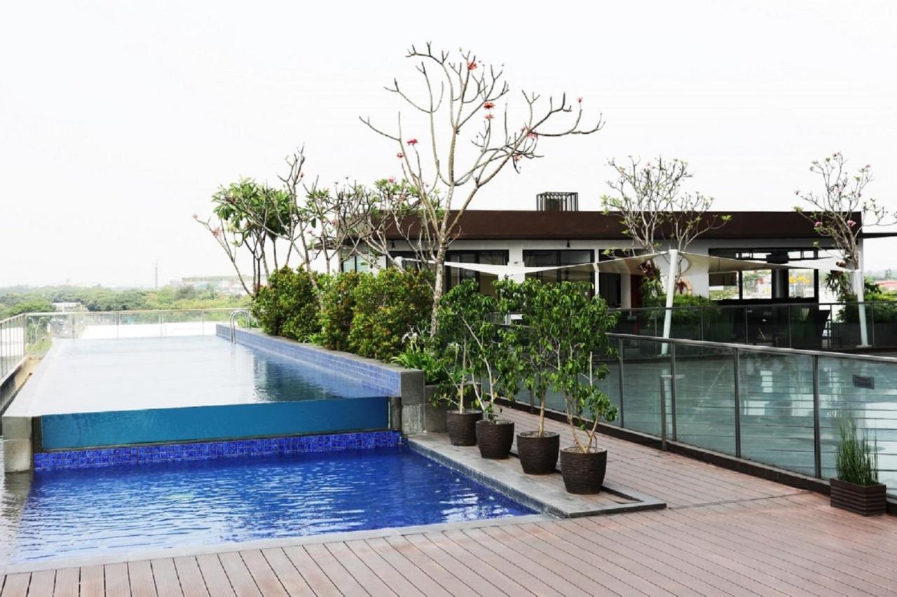Santika Premiere Bintaro Hotel Serpong Exterior photo